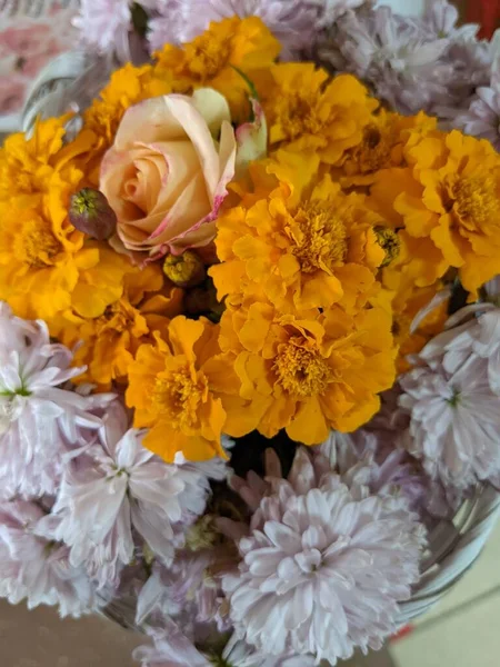 Strauß Chrysanthemen Majorgold Und Eine Rose Der Mitte Aus Nächster — Stockfoto