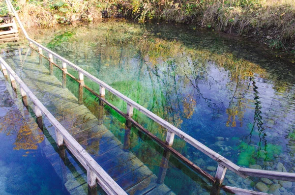 Água Calma Bonita Lago Com Cais Madeira Escadas Que Conduzem — Fotografia de Stock
