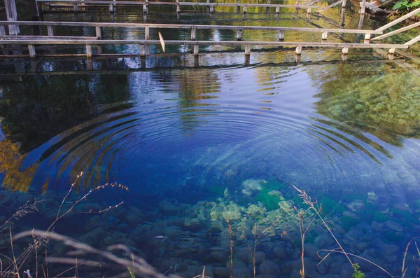 Hermosa Agua Tranquila Lago Con Muelle Madera Escaleras Que Conducen — Foto de Stock