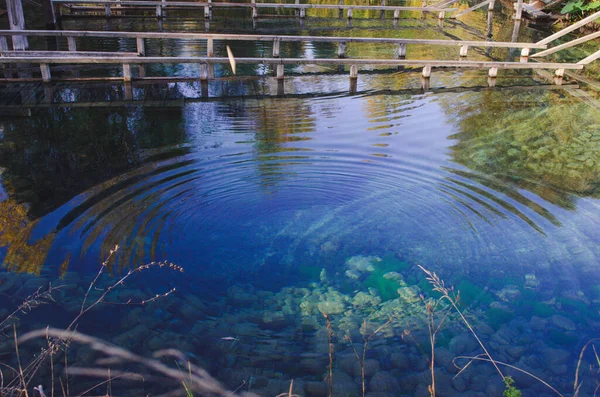 木製の桟橋と水の中をリード階段と湖の美しい穏やかな水 透明エメラルド水 — ストック写真