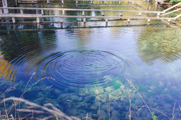 Bella Acqua Calma Del Lago Con Molo Legno Scale Che — Foto Stock