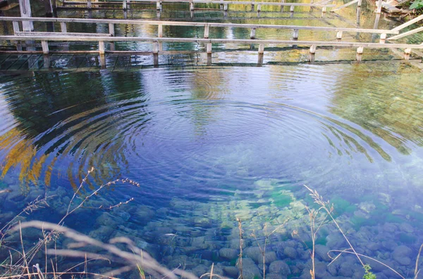 木製の桟橋と水の中をリード階段と湖の美しい穏やかな水 透明エメラルド水 — ストック写真