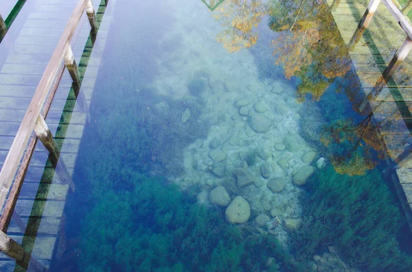 Água Calma Bonita Lago Com Cais Madeira Escadas Que Conduzem — Fotografia de Stock