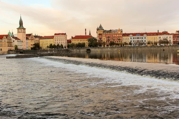 Večer Masarykova nábřeží, pohled z řeky Vltavy (Praha) — Stock fotografie
