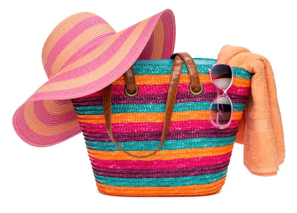Sac de plage rayé coloré avec une serviette de chapeau de paille et des lunettes de soleil Photos De Stock Libres De Droits