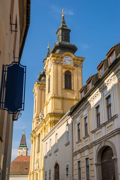 Vieille vue sur la rue dans la vieille ville de Szekesfehervar, Hongrie . — Photo