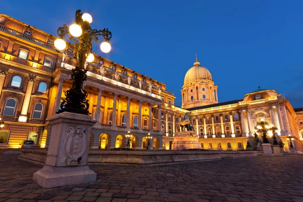 Istana Buda di Budapest dengan lampu jalan — Stok Foto