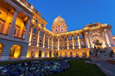 Budapeşte ve çiçek yatmadan önce buda castle