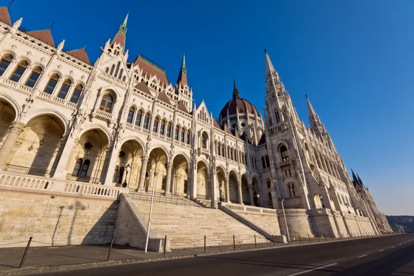 Riverside of the hungarian Parliament in Budapest — Stock Photo, Image