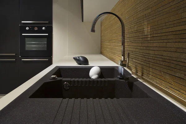 Moderne Küche mit schwarzer Spüle — Stockfoto