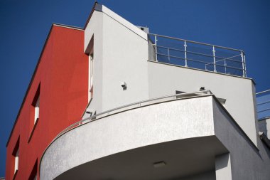 Modern binanın ön cephesi