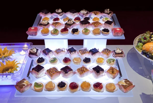 Pratos de catering com pequenos bolos — Fotografia de Stock