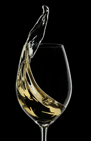 Salpicadura de vino blanco sobre fondo negro — Foto de Stock