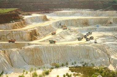 kaolin kariyer beyaz sıva malzeme ve kamyonlar ile