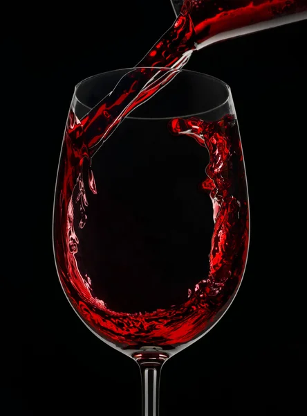 Verre de vin rouge sur fond noir — Photo