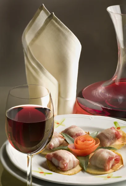 Still life with glass of wine and gourmet dinner — Stock Photo, Image