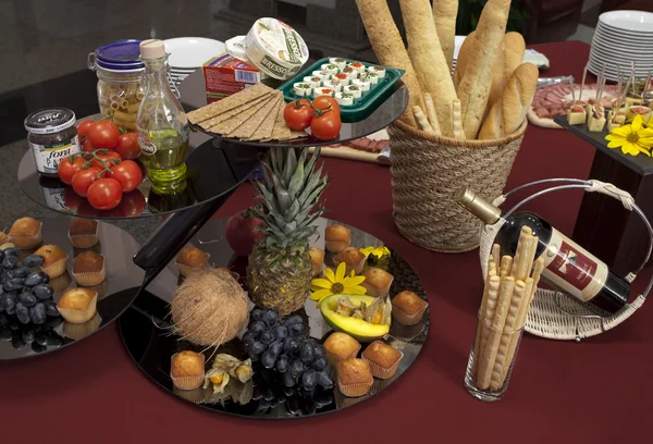 Uspořádány tácy potravin, ovoce, sýr a chléb — Stock fotografie