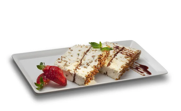 Нуга десерт з полуницею на білому фоні — стокове фото