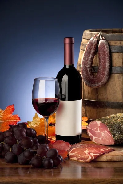 Still life with wine and sausages — Stock Photo, Image