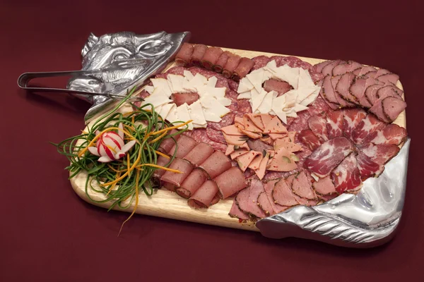 Piatto di salsiccia gourmet ben organizzato per la ristorazione — Foto Stock