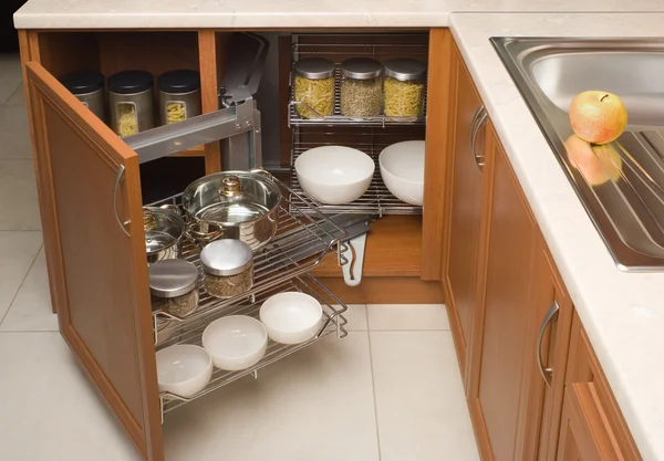 Detalle de gabinete de cocina abierto con latas de frijoles Imagen de archivo