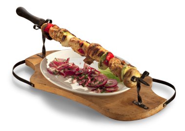 et ve sebze ile şiş ve soğan ile süslenmiş