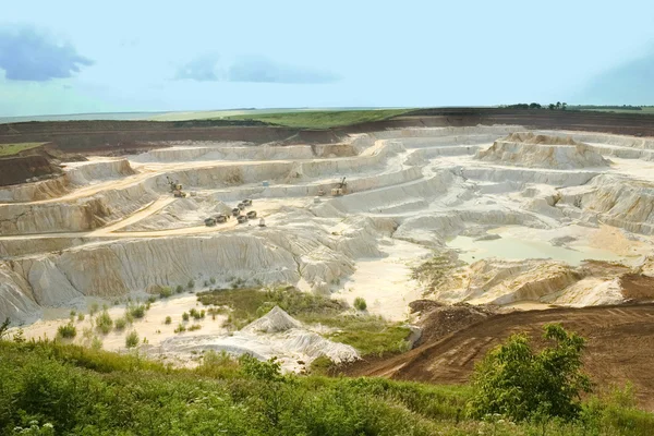 Carrera Kaolin con material de yeso blanco y camiones — Foto de Stock