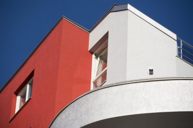 Modern binanın ön cephesi