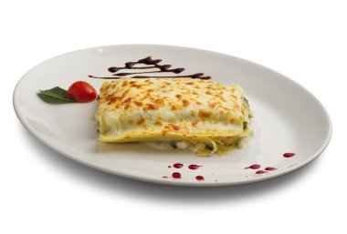 Lazanya ile beyaz bir kase içinde et parçası