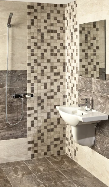 Интерьер современной ванной комнаты с раковиной и туалетом — стоковое фото