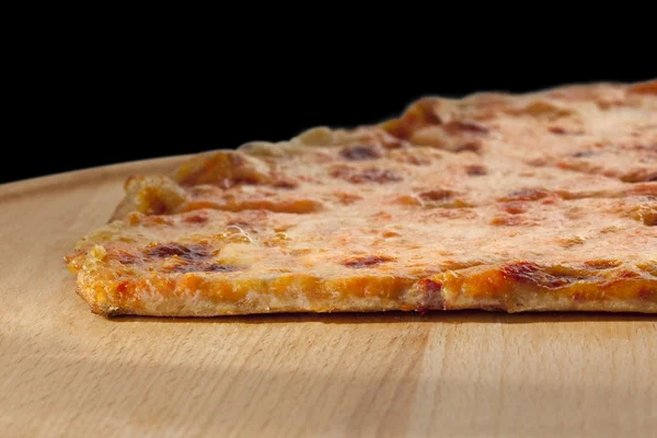 Fa tálcán a fekete háttér a pizza szelet — Stock Fotó