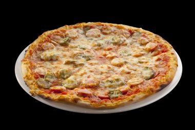 Pizza peyniri, turşu ve üzerinde siyah bir backg izole sosis