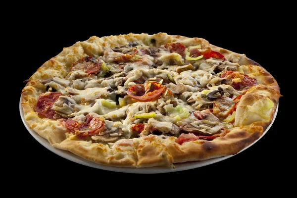 Pizza met groene peper, worst en kaas — Stockfoto