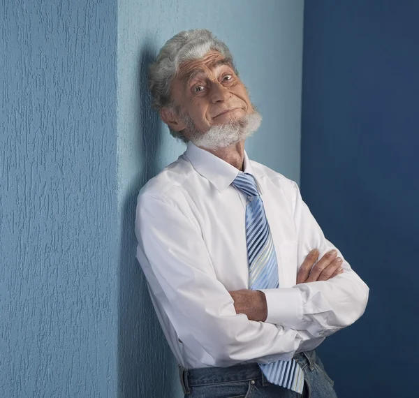 Old man leaning on a wall — Stock Photo, Image