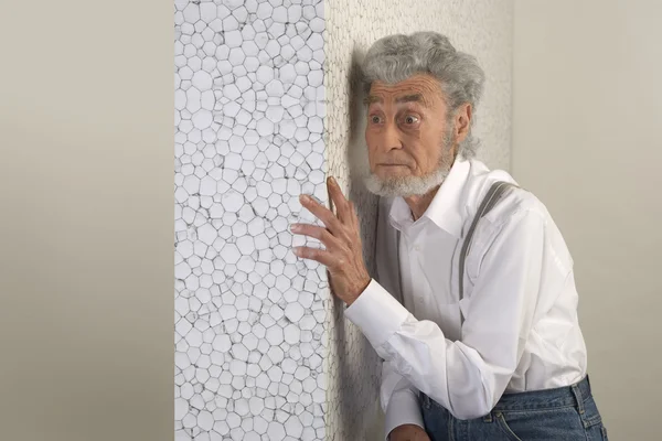 Old man put his hand on the wall — Stock Photo, Image