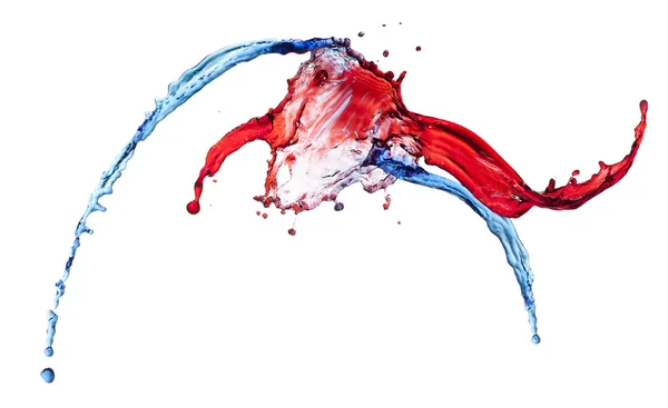 Fliegende Spritzer rote und blaue Flüssigkeit auf weißem Hintergrund — Stockfoto
