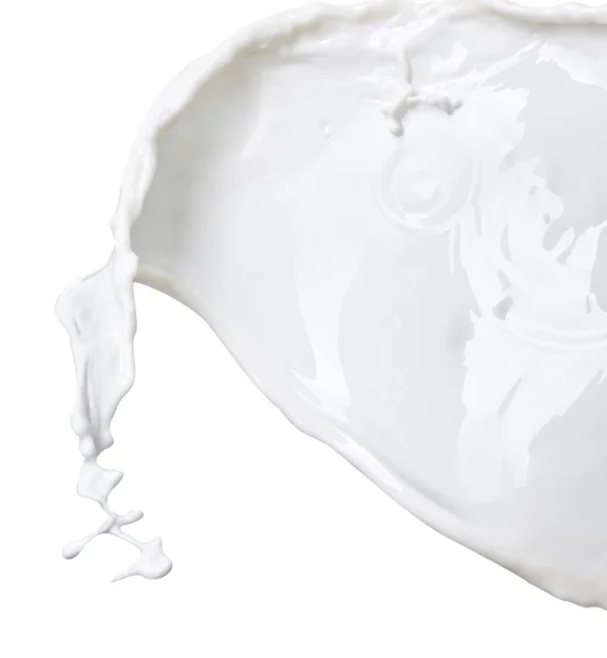 Біле молоко ізольовано на білому тлі — стокове фото