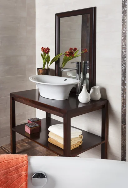 Detail eines modernen Badezimmers mit Badewanne und Waschbecken — Stockfoto