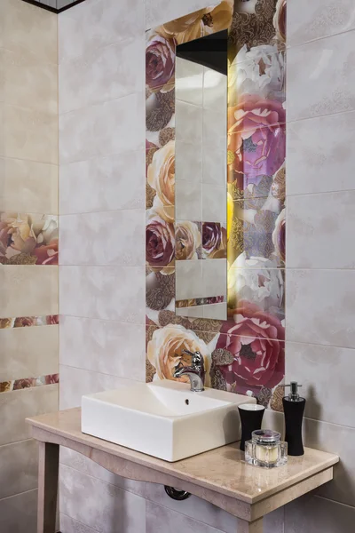 现代浴室配有浴缸和水槽的细节 — 图库照片