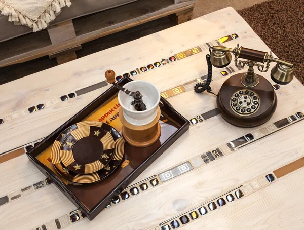 Detail aan de salontafel met een retro telefoon — Stockfoto