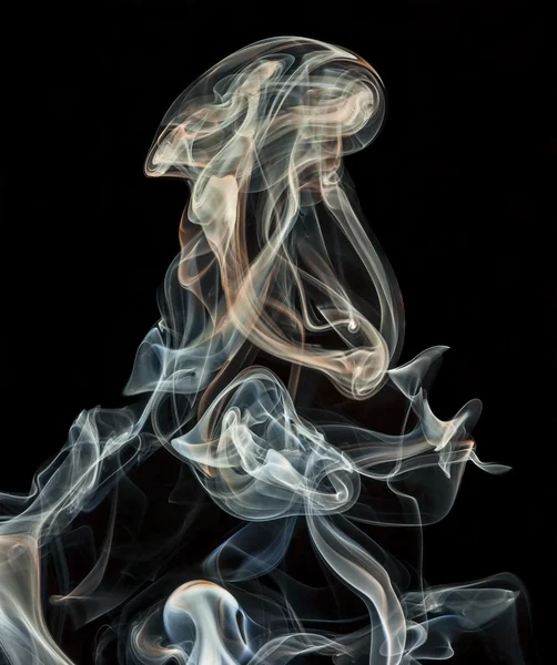 Abstract gekleurde rook geïsoleerd op een zwarte achtergrond — Stockfoto