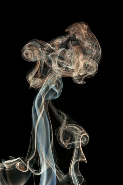 Abstract gekleurde rook geïsoleerd op een zwarte achtergrond — Stockfoto