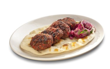 Kırmızı soğan ile kızarmış tortilla üzerinde köfte