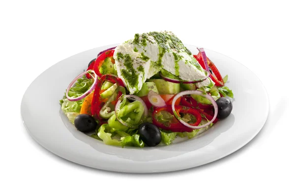 Здоровый овощной салат с белым сыром — стоковое фото