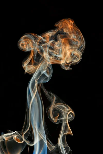 Abstrakter farbiger Rauch isoliert auf schwarzem Hintergrund — Stockfoto
