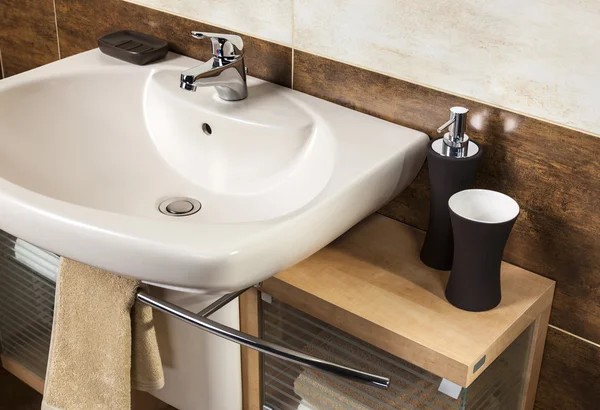 Dettaglio di un moderno bagno con lavabo e accessori — Foto Stock