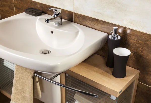 Détail d'une salle de bain moderne avec lavabo et accessoires — Photo