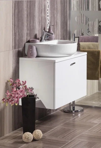 Детали современной ванной комнаты с раковиной и аксессуарами — стоковое фото