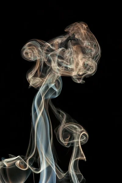 Humo de color abstracto aislado sobre un fondo negro — Foto de Stock