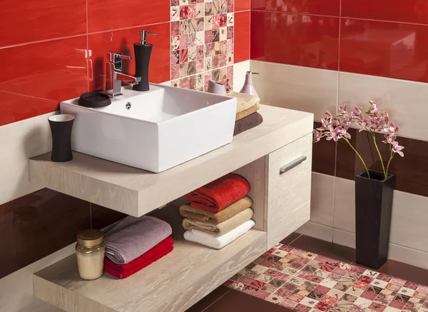 Inre av modernt badrum med handfat och toalett — Stockfoto